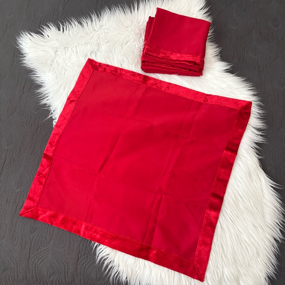 Set of 4 Red Decorative Crushed Velvet Trim Napkins